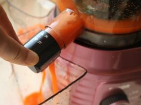 汁渣开始分离。榨汁结束，向下拉一下出汁口塞子，胡萝卜汁就全部流入果汁杯里，胡萝卜渣也不要扔，一起待用。