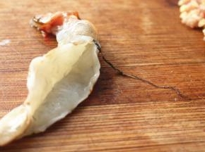 开背，除去虾肠。