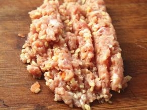 肉切小块，和一些姜一起剁碎。