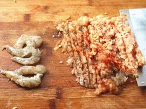 一半虾剁成虾泥和肉混合，一半留着切成块，这样吃的时候会吃到块状的虾肉。