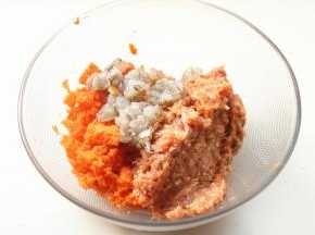 肉馅，胡萝卜渣和虾块放到盆子里。