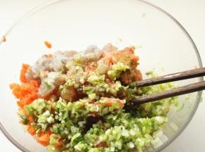 加入葱末。加入调料，调料根据自己口味调整即可，尽量不要用老抽，颜色太重，虾饺的皮比较薄，透出来的颜色就不好看了。