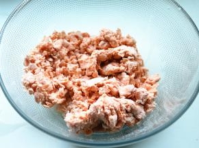 先用筷子搅成絮状，我不太喜欢又开始就用手和面，会弄的手上黏糊糊，特别难受。