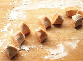 面团搓成条，切成大小合适的剂子。