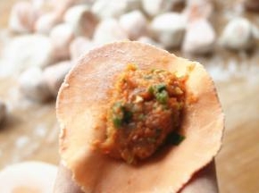 取一个饺子皮，包入适量馅料，如果不熟练就少放一些馅，就很好包了。