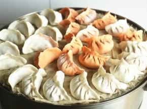 蒸锅放篦子，下面垫纱布，把饺子全部片排在纱布上面。