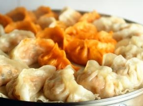 蒸好的虾饺，颜色更漂亮了。