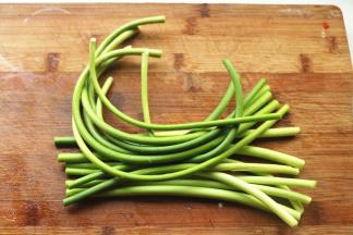 蒜薹洗净，切成2段。