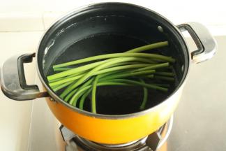 汤锅加水，烧卡后放入蒜薹煮1分钟。
