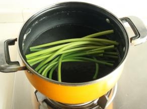 汤锅加水，烧卡后放入蒜薹煮1分钟。