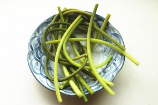 煮好的蒜薹捞出来，晾一下。