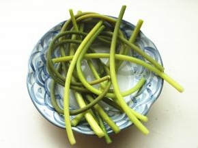 煮好的蒜薹捞出来，晾一下。