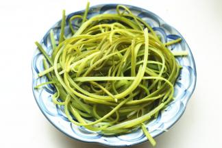 用手把蒜薹撕成细长条。