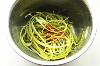 加入所有的调料。