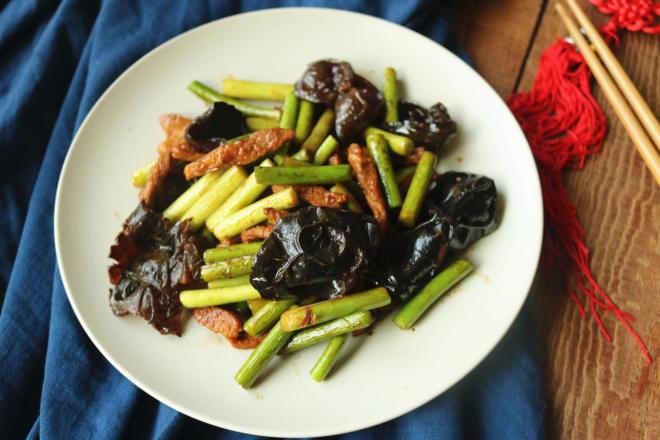 木耳蒜薹炒肉