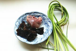 食材，木耳提前跑法洗净，拆成小朵。