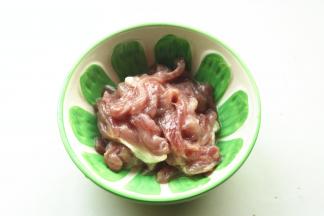 猪肉切丝，略粗一些，加入一些水淀粉、花生油和鸡粉抓匀，腌制5分钟。