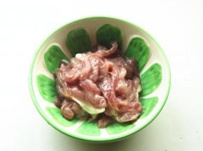 猪肉切丝，略粗一些，加入一些水淀粉、花生油和鸡粉抓匀，腌制5分钟。