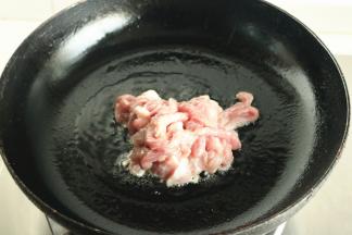 炒锅放油，冷油下入肉丝滑散。