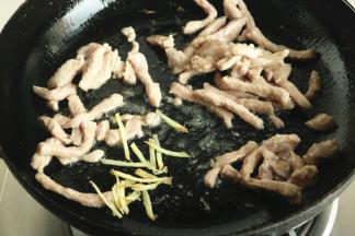 肉丝变成白色，下入姜丝翻炒一下。