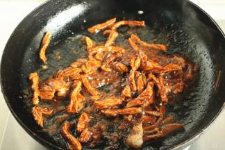 入蚝油和老抽炒匀上色。