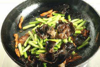 下入木耳和蒜薹。