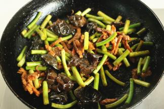 再翻炒半分钟即可。