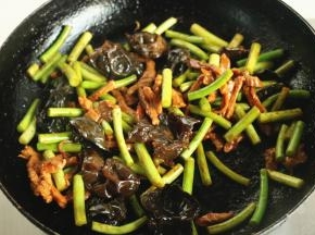 再翻炒半分钟即可。