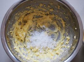 黄油切成小块，室温软化，分两次加入白糖，打发蓬松