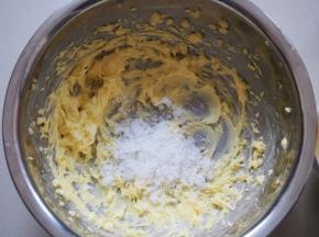 黄油切成小块，室温软化，分两次加入白糖，打发蓬松