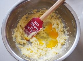 分两次加入蛋液，每次都打发均匀至蓬松状态
