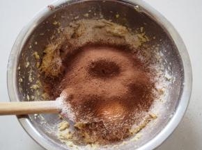 筛入低筋面粉和可可粉，切拌均匀