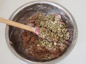 加入炒熟的南瓜子