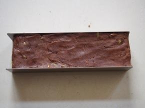 放入模具中，轻轻整理整齐（可以包裹上一层保鲜膜更有利于脱模），放入冰箱冷冻1小时左右