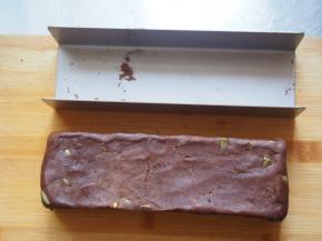 取出冷冻成型的面团，刚拿出来不是很好脱模，我用温毛巾轻轻温了下表面，很快就脱模了