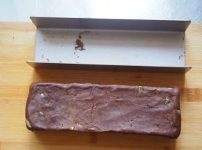 取出冷冻成型的面团，刚拿出来不是很好脱模，我用温毛巾轻轻温了下表面，很快就脱模了