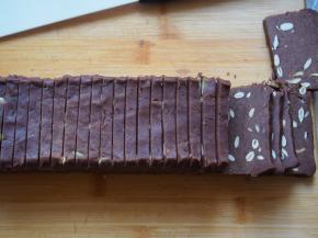 切成均匀的薄片。切片前烤箱预热至150度