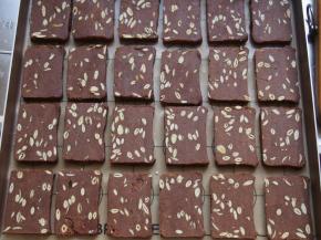 将饼干放入烤盘中摆放整齐，烤箱中层，上下火，25分钟至半小时左右，这款饼干颜色较深，时间要把握好，不要烘烤过度