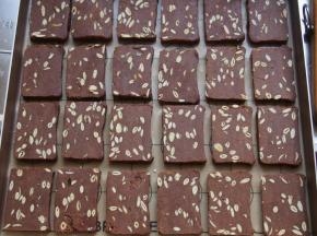 将饼干放入烤盘中摆放整齐，烤箱中层，上下火，25分钟至半小时左右，这款饼干颜色较深，时间要把握好，不要烘烤过度