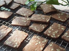 烤好的饼干取出晾凉即可