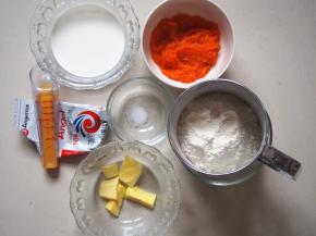 1.准备好胡萝卜面团所需材料（高筋面粉110g，牛奶65g，胡萝卜泥20g，糖20g，盐0.5g，酵母1g，黄油10g），胡萝卜蒸熟，压成泥。