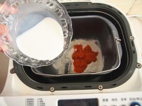 加入胡萝卜泥，将糖和盐融化于牛奶中加入，开启揉面程序揉成光滑面团。