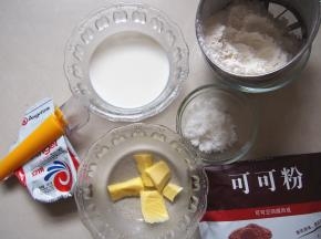 准备好可可面团的材料（高筋面粉100g，可可粉15g，牛奶80g，糖20g，盐0.5g，酵母1g，黄油10g）
