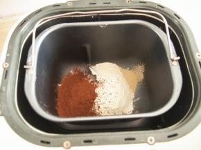 将面粉、可可粉和酵母粉放入面包机桶中