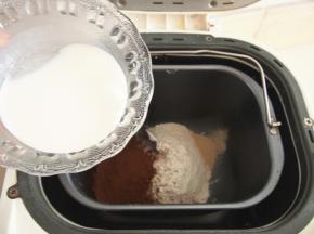 将糖和盐融化于牛奶中加入，开启揉面程序揉成光滑面团；加入黄油，继续开启一个揉面程序，揉好后放入容器中包上保鲜膜进行发酵