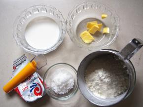 准备好原味面团的材料（高筋面粉120g，牛奶80g，糖20g，盐0.5g，酵母1g，黄油10g）