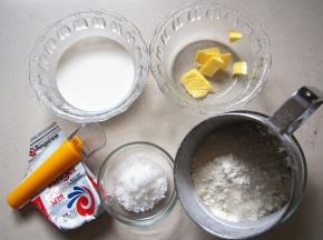 准备好原味面团的材料（高筋面粉120g，牛奶80g，糖20g，盐0.5g，酵母1g，黄油10g）