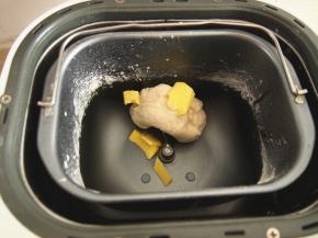 将糖和盐融化于牛奶中加入，开启揉面程序揉成光滑面团；加入黄油，继续开启一个揉面程序，揉好后放入容器中包上保鲜膜进行发酵