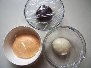 面团发酵至2倍大后，取出排气，继续松弛15分钟