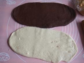 将松弛好的面团擀成牛舌形状